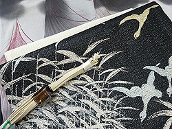 墨色ぼかしすすき単衣小紋に黒地葦に雁文様夏織名古屋帯