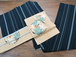 紗地縞着物に絽地楓丸紋刺繍夏帯