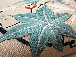 絽地楓丸紋刺繍夏帯