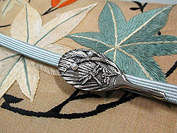 絽地楓丸紋刺繍夏帯と露芝にトンボ帯留