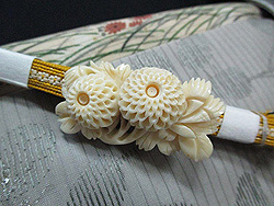 萩に桔梗刺繍絽名古屋帯に象牙菊帯留