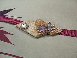 月に紅葉の開き名古屋帯に紅葉筏帯留