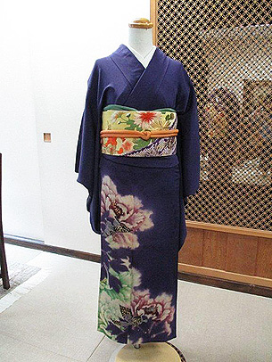 江戸紫に蝶々の単衣付下に菊に梅豪華刺繍名古屋帯