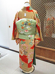 鶸色に秋の庭図名古屋帯