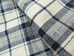 白地に藍格子紬