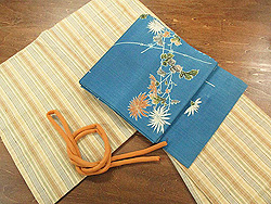 ベージュ地縦縞生紬に垣根に菊と蝶名古屋帯