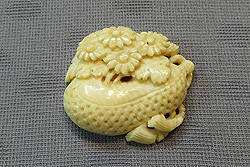 籠に菊象牙帯留