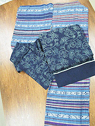 浦野理一作 横縞に燕織節紬に浦野理一作 諸紬唐草型染め名古屋帯