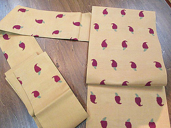 トウガラシが一面に織られた名古屋帯