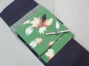 けし紫無地紬にもえぎ地紅葉染帯