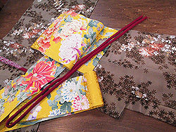 小菊と椿の花々模様散歩着に黄色菊刺繍名古屋帯