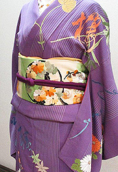 四季の花々訪問着に貝桶に花紋刺繍帯