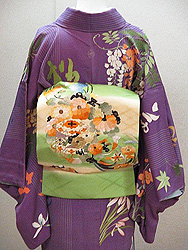 四季の花々訪問着に貝桶に花紋刺繍帯