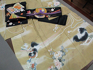 四季の花々と和本に狆の訪問着に黒繻子和本に四季の花々散らし刺繍帯