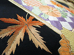 四季の花々と和本に狆の訪問着に黒繻子和本に四季の花々散らし刺繍帯