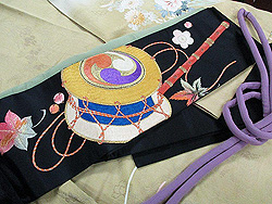 四季の花々と和本に狆の訪問着に黒繻子和本に四季の花々散らし刺繍帯