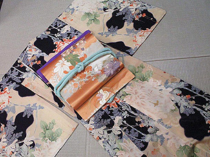 雲取りに大輪菊小紋に花紋刺繍帯