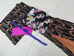 えんじ色小紋に菊と蝶染名古屋帯