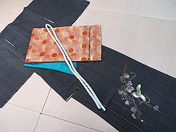 葡萄と小鳥刺繍お散歩着に黄金色丸帯