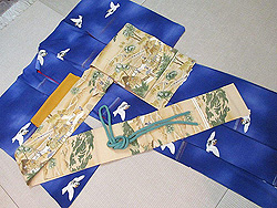 ブルー地群れ雀の小紋に稲の刈入れ風景染名古屋帯