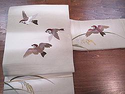 暈し地に雀刺繍の名古屋帯