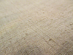 ベージュ地無地紬（一つ紋）