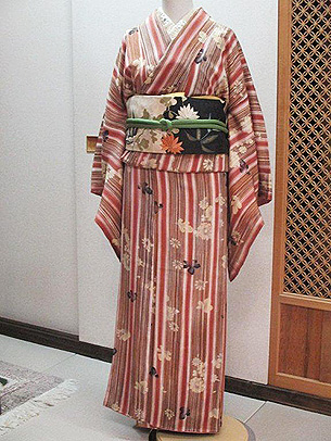 滝縞に菊散らし小紋に雪輪紋に菊と笹刺繍帯