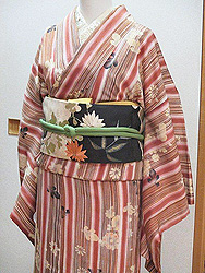 滝縞に菊散らし小紋に雪輪紋に菊と笹刺繍帯