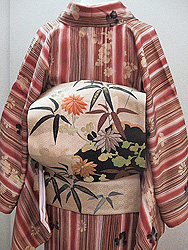 滝縞に菊散らし小紋に雪輪紋に菊と笹刺繍帯