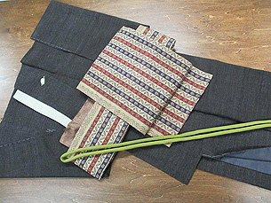 憲房色結城縮に羽兎の刺繍袷にカシミール織付帯