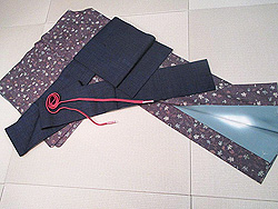 葡萄柄たてぶし生紬に浦野理一作　藍地みじん格子縦節紬名古屋帯