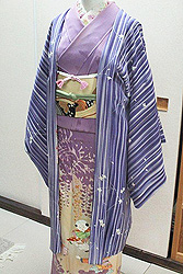 縦暈し小枝に小花羽織