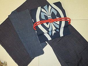 縞結城切継袷に熨斗目文筒描き帯