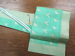 グリーン鳥模様サリーの名古屋帯にビーズ丸ぐけ