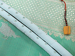 グリーン鳥模様サリーの名古屋帯にビーズ丸ぐけ