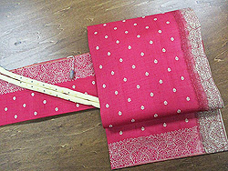 レッド花刺繍サリーの名古屋帯にビーズ丸ぐけ