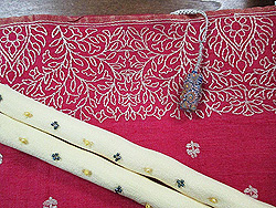 レッド花刺繍サリーの名古屋帯にビーズ丸ぐけ