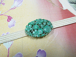 ケシにスイトピ―染名古屋帯と実と花翡翠帯留