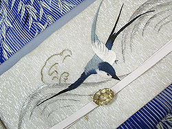 滝にツバメの刺繍夏名古屋帯に黄水晶帯留