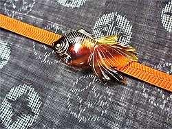 麻名古屋帯に鼈甲金魚帯留