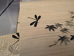 麻の葉紋様暈し紗単衣にハグロトンボと秋草刺繍帯