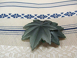 紗献上帯に青モミジ帯留め