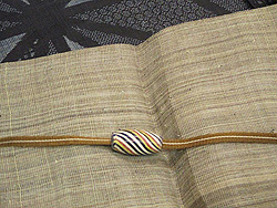 芭蕉布名古屋帯に2分紐付きアフリカトンボ玉帯留