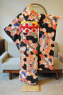 飛翔鶴に亀甲宝文様黒振袖