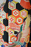 飛翔鶴に亀甲宝文様黒振袖