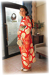 朱色が主役のレトロポップなお振袖