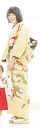 梅の着物で記念撮影へ