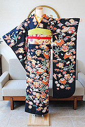 宝尽くし文様綸子黒振袖