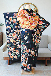 宝尽くし文様綸子黒振袖