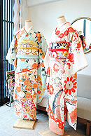 梅に菊花箔散らし文様振袖と菊花に御簾文様振袖